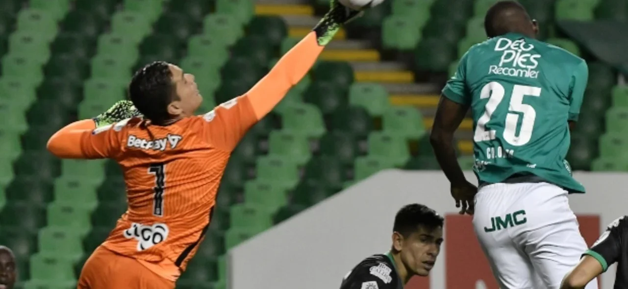 Aldair Quintana, arquero de Nacional. / Foto: VizzorImage - Gabriel Aponte
