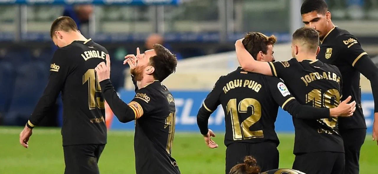 Barcelona busca no alejarse del líder / AFP