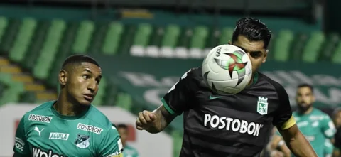 Ángulo y Duque en la disputa por el balón / Foto VizzorImage