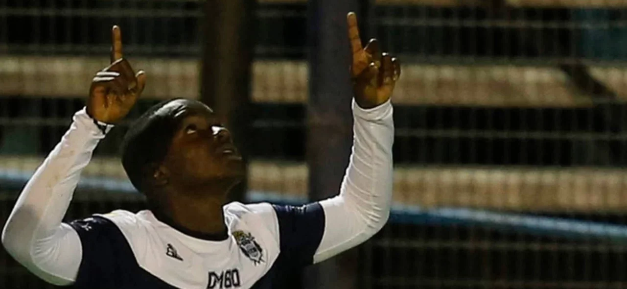 Johan Carbonero marcó en el triunfo de Gimnasia / AFP