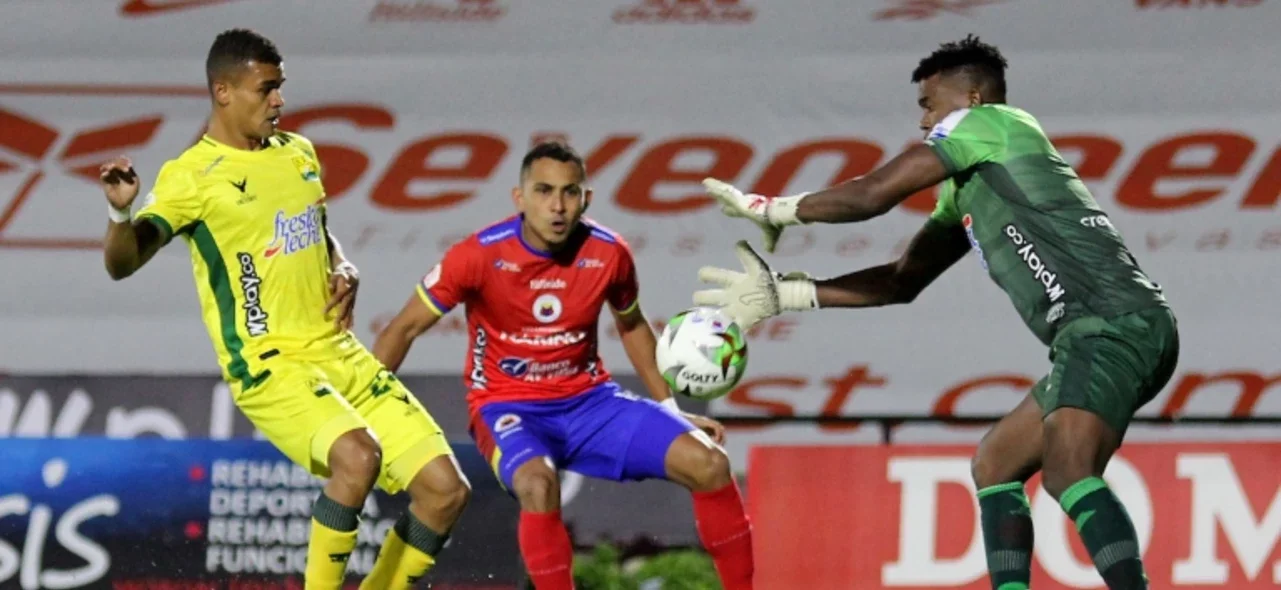 Juan Camilo Chaverra se destacó con esta atajada. / Foto: VizzorImage - Leonardo Castro