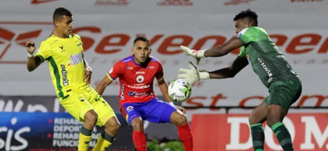 Juan Camilo Chaverra se destacó con esta atajada. / Foto: VizzorImage - Leonardo Castro