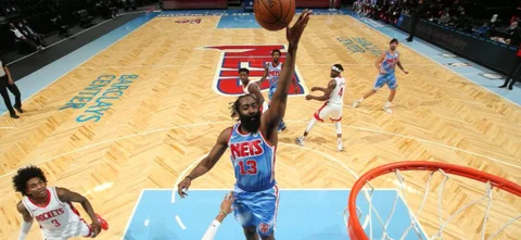 James Harden tuvo que abandonar por problemas físicos / AFP