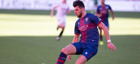 Rafa Mir marcó los goles del triunfo / AFP