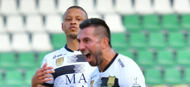 John Pérez celebrando un gol con Águilas Doradas / Foto VizzorImage