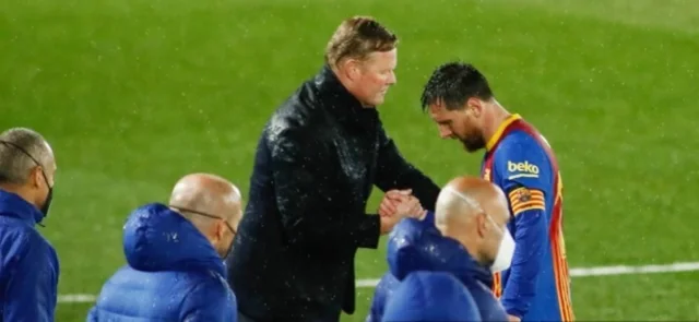 Ronald Koeman, junto a Lionel Messi / AFP