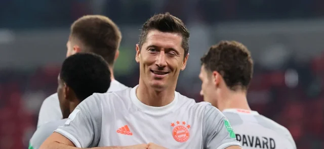 Lewandowski celebrando un doblete en la victoria de Bayern / Foto AFP