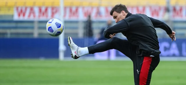 Mandzukic en calentamiento con Milán / Foto AFP