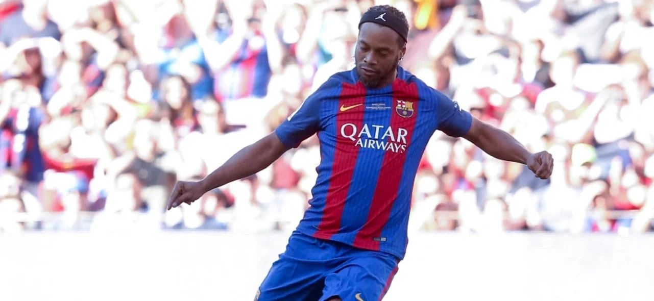 Ronaldinho marcó un golazo frente a Valencia / AFP