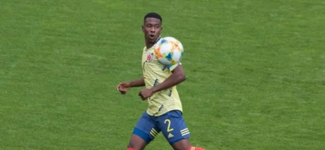 Carlos Cuesta, defensor de Colombia/ AFP