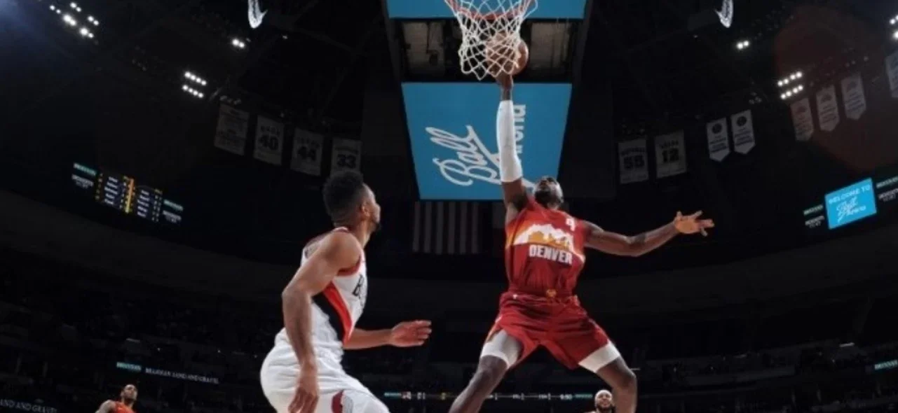 Nuggets logró una victoria de 128-109 y puso la serie 1-1. / Foto: AFP