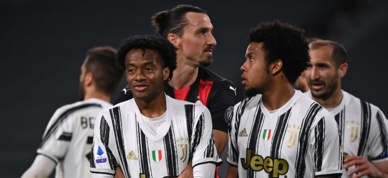Cuadro siendo sujetado por Zlatan en una falta para Juventus / Foto AFP