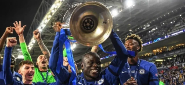 N'Golo Kanté levanta el trofeo de la Champions League / Foto: AFP