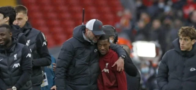 Klopp y Wijnaldum tras el último partido de Liverpool/ AFP