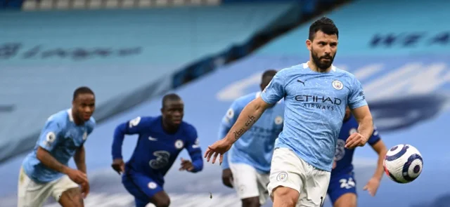 Momento del penal cobrado por Agüero / Foto AFP