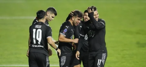 Libertad fue líder del grupo F con 13 puntos/