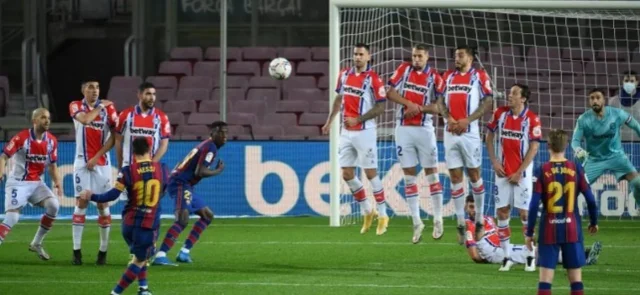 Messi marcó su tiro libre más reciente ante Valencia/ AFP