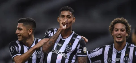 Mineiro hizo 16 puntos de 18 posibles/ AFP