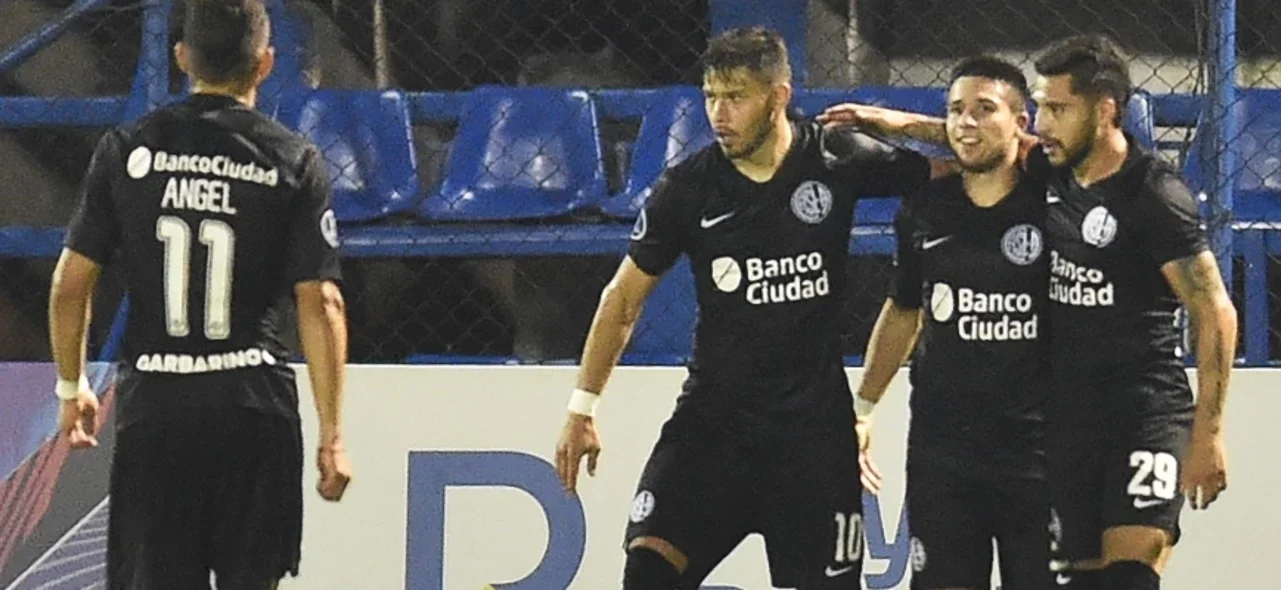 Jugadores de San Lorenzo celebran en la victoria de su equipo frente a 12 de Octubre / Foto: AFP