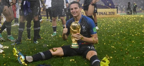 Florian Thauvin con la Copa del Mundo/ AFP