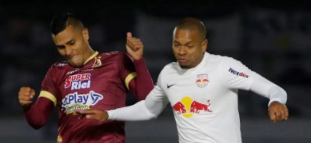 Juan David Rios y Edimar en el primer duelo entre Bragantino vs. Tolima / Foto: AFP