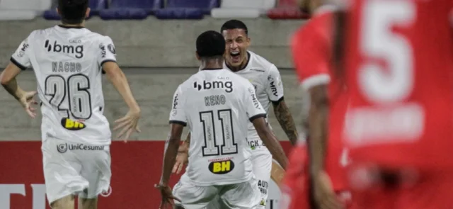 Atlético Mineiro celebrando el primer gol en el triunfo sobre América / Foto AFP