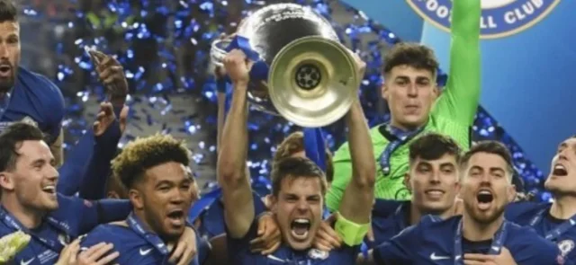 César Azpilicueta elevó al cielo la 'Orejona' / AFP