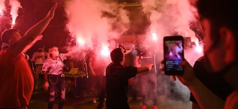 Hinchada de Besiktas celebra el título de Liga / Foto AFP