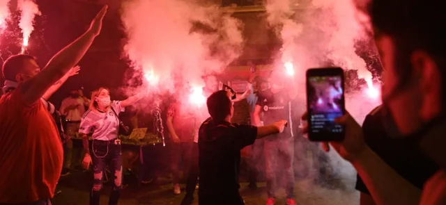 Hinchada de Besiktas celebra el título de Liga / Foto AFP