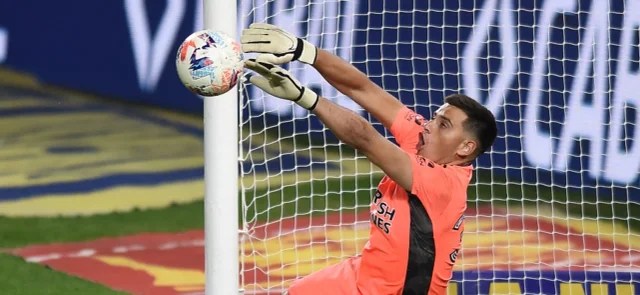 Alan Díaz atajó el penal de Edwin Cardona. / Foto: AFP