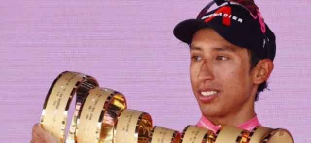 Egan Bernal sostiene el trofeo del Giro de Italia / Foto: AFP