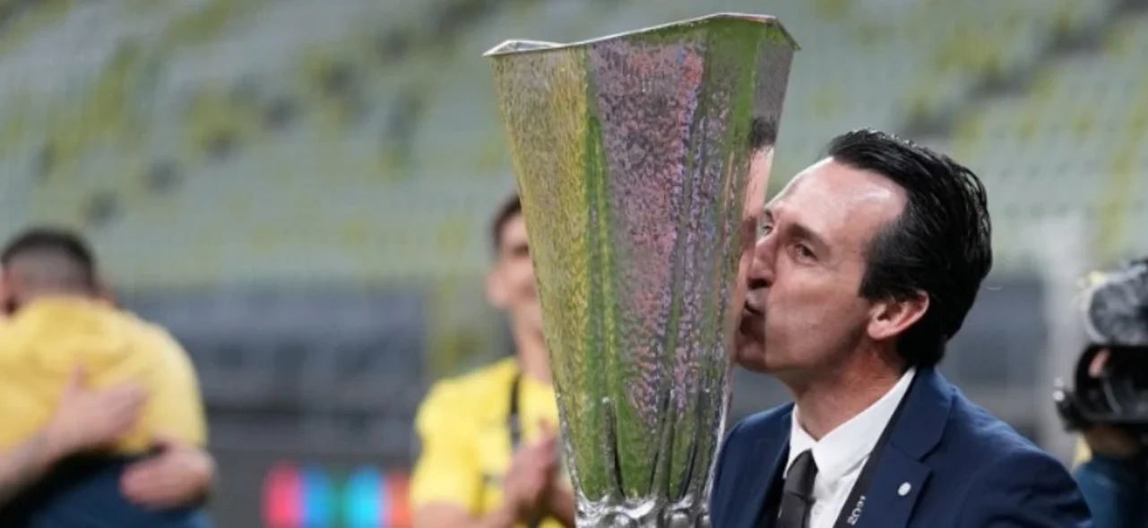 Unai Emery, con el trofeo de la Europa League / AFP