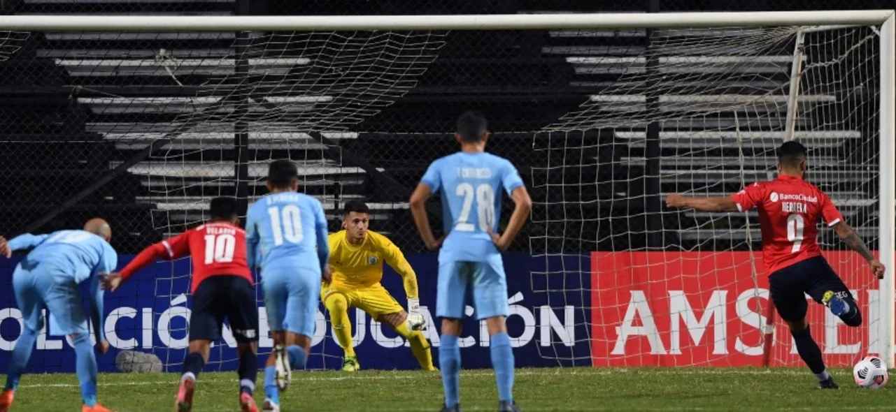 Momento del empate de Independiente / Foto AFP