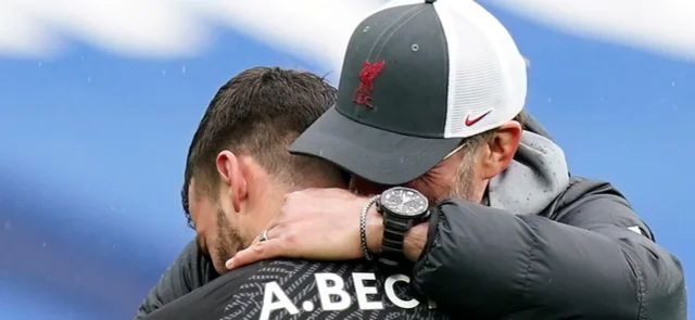 Klopp abraza a Alisson tras el gol que le dio la victoria a Liverpool / Foto AFP