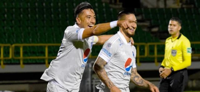 Arango y Uribe, la dupla de moda en Millonarios | Foto: VizzorImage / Edward Leguizamón