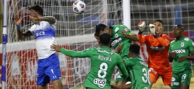 Universidad Católica y Nacional disputando el último juego de la fase de grupos de Libertadores / Foto AFP