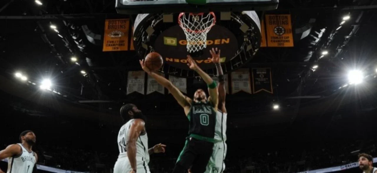 Jayson Tatum comandó la victoria de Celtics / AFP