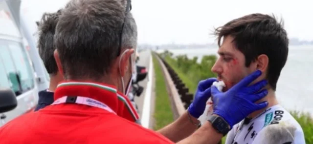 Buchmann es atendido tras fuerte caída / Foto AFP