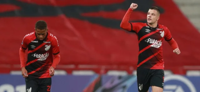 Renato Kayzer celebra en la victoria de Paranaense frente a Melgar/ Foto: AFP