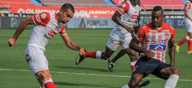 Santa Fe vs. Junior se jugará en Ecuador. / Foto: VizzorImage - Jesús Rico