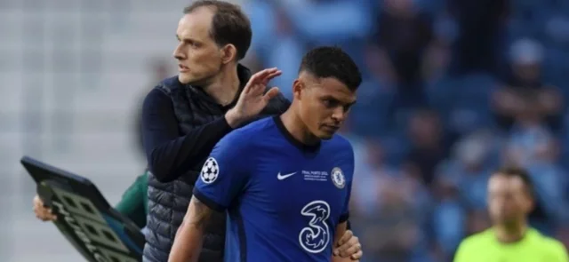 Thiago Silva cuando fue sustituido por lesión / Foto AFP