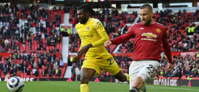 Luke Shaw y Andre- Fran Zambo Anguissa en el juego entre Manchester United y Fulham / Foto: AFP