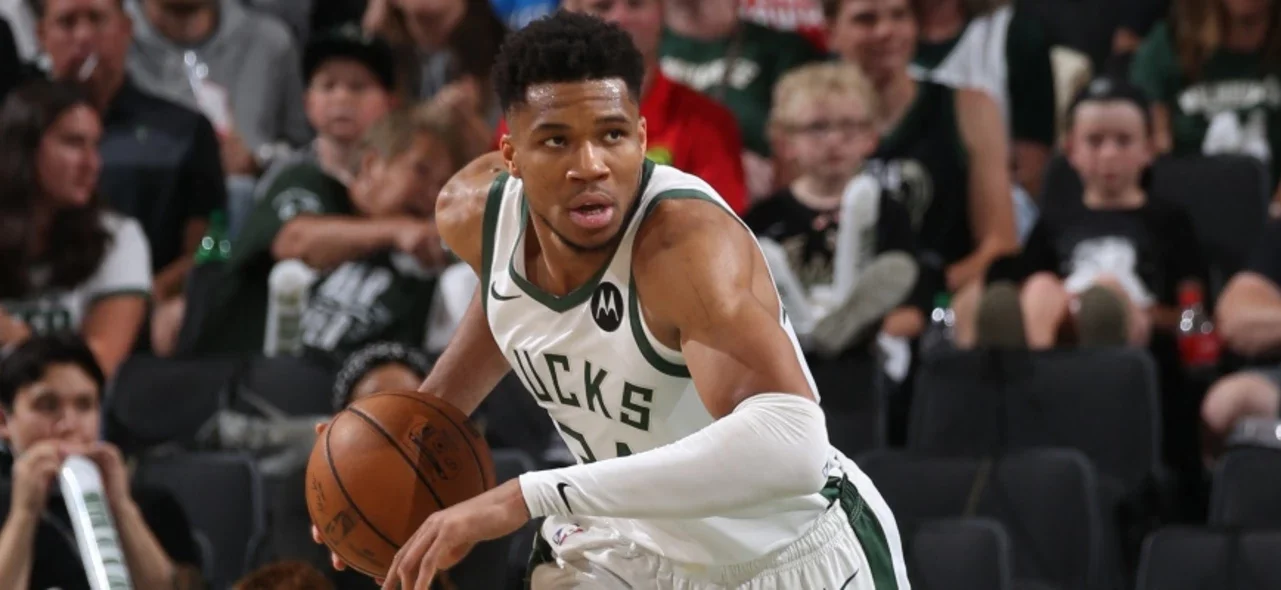 Antetokounmpo comandó con 25 puntos y 9 rebotes la paliza de Bucks / AFP