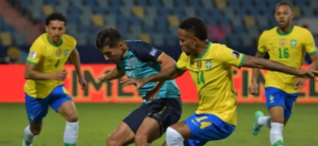 Eder Militao y Alan Franco disputan el Balón en el duelo de Copa América / Foto: AFP