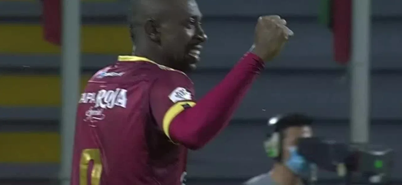 Juan Fernando Caicedo probó los reflejos de Christian Vargas.