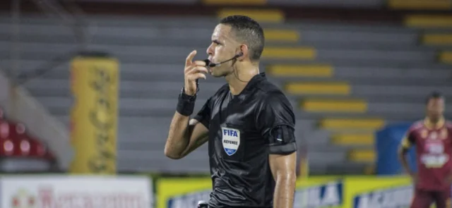 Carlos Ortega, árbitro colombiano/ AFP