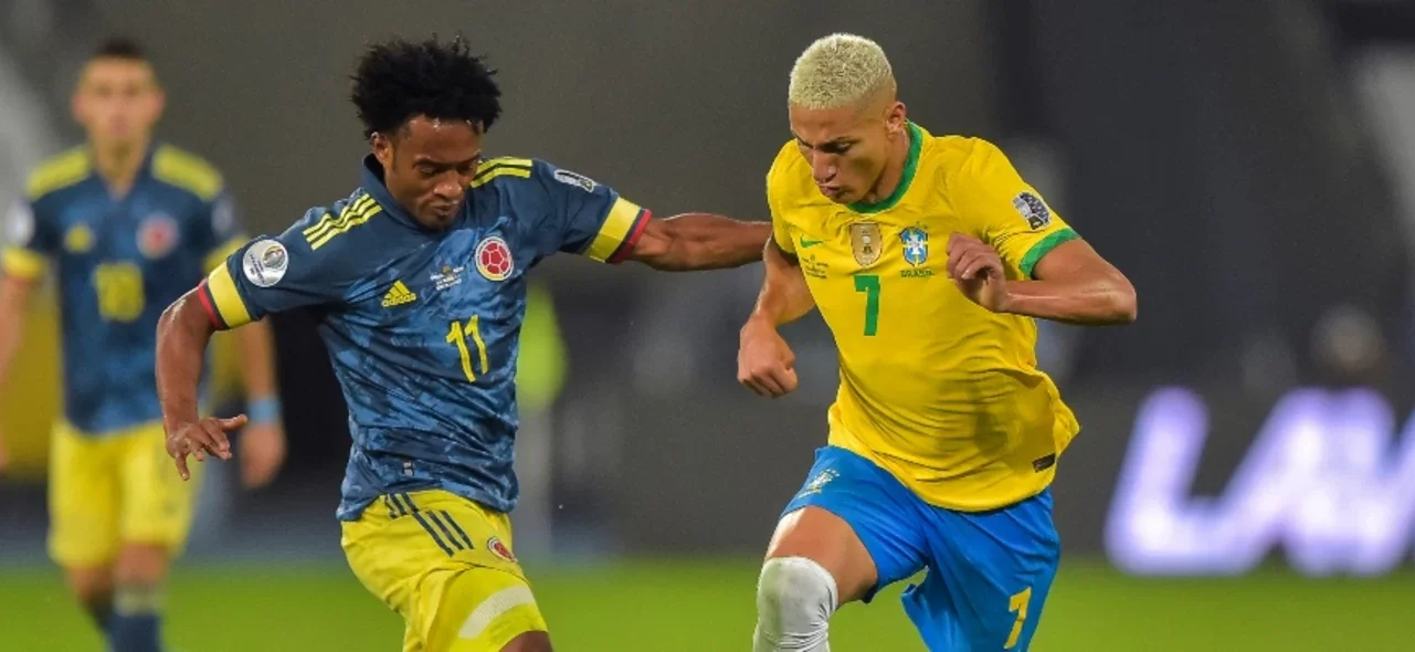 Juan Cuadrado y Richarlison disputan el balón / Foto: AFP