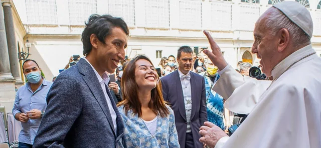 Egan Bernal le regaló una bicicleta al papa Francisco. / Foto: AFP