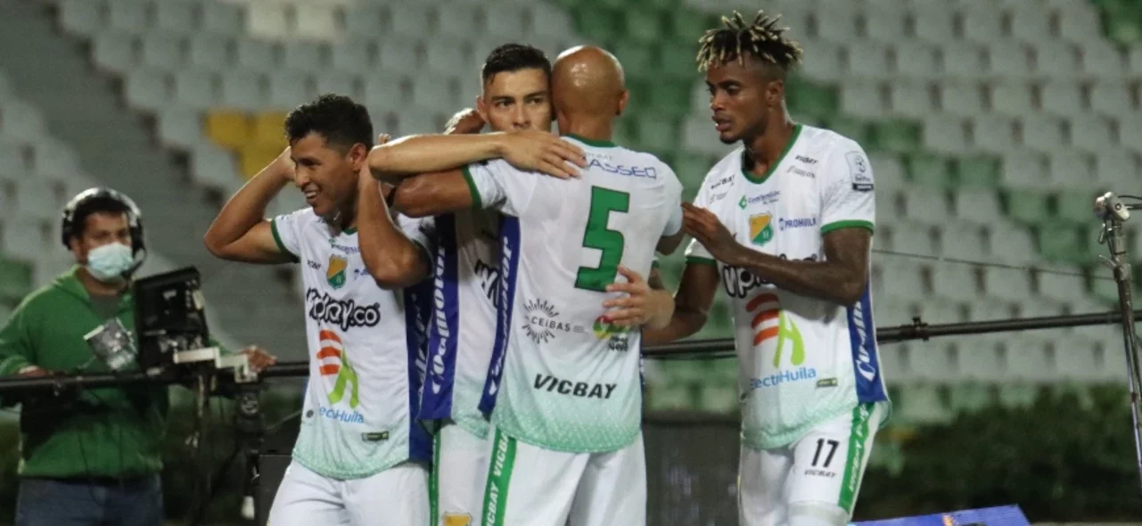 Jugadores de Huila celebran en el segundo gol frente a Quindío / Foto: VizzorImage / Pablo Bohorquez