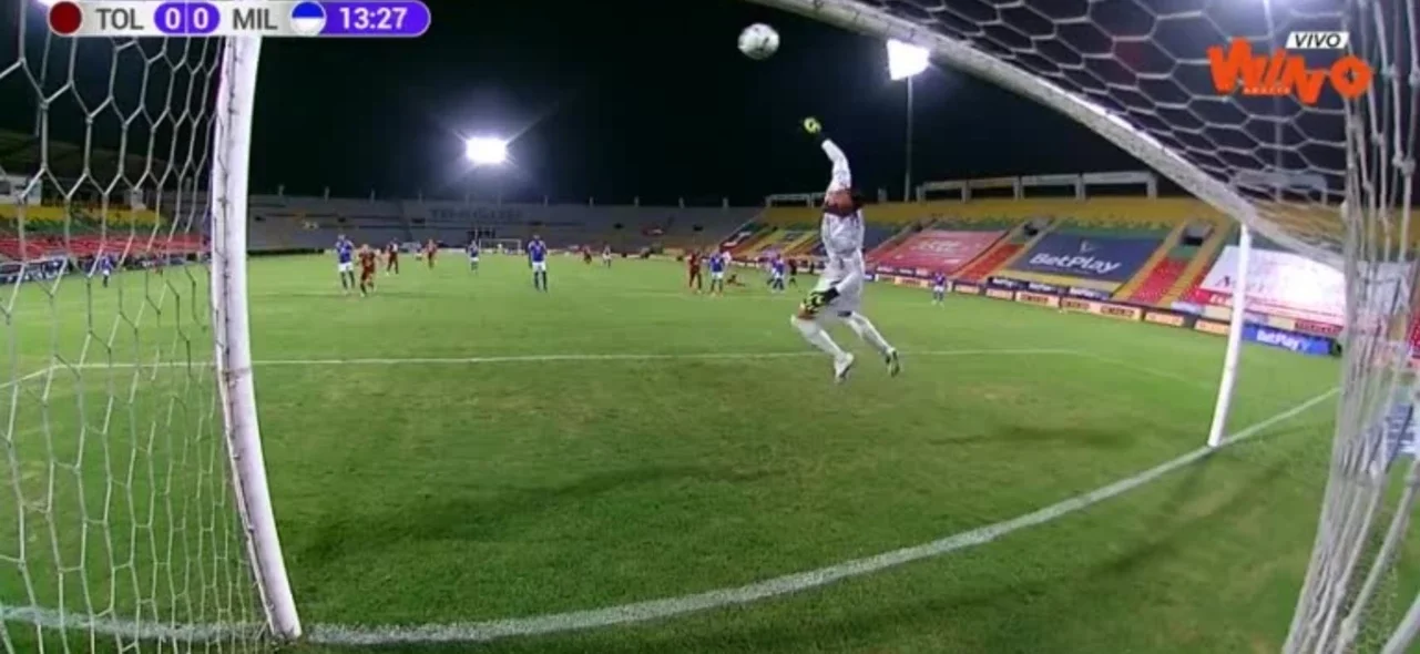 Juan Pablo Nieto remató y el balón pegó en el palo.